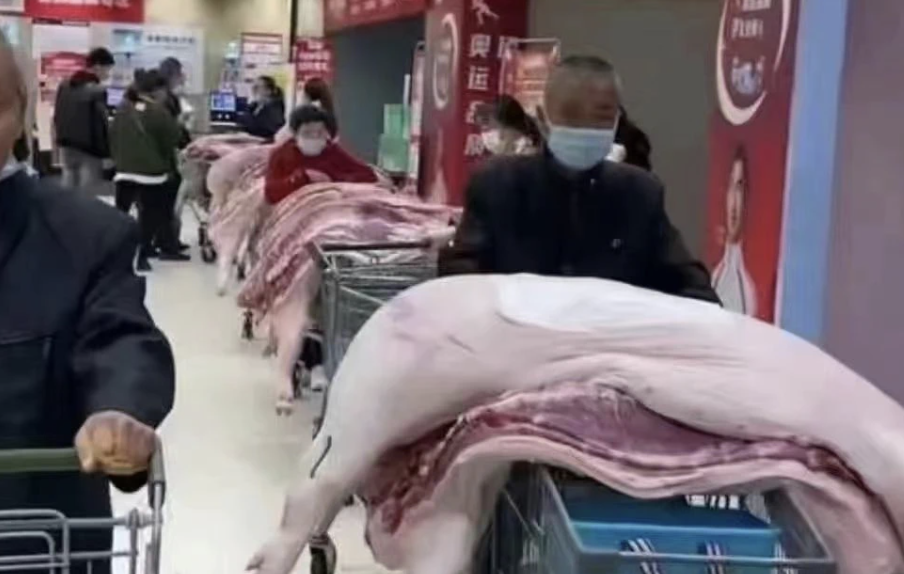 內地奇景｜河南鄭州封城前 民眾湧超市搶購糧食 多人「整隻豬」搬回家